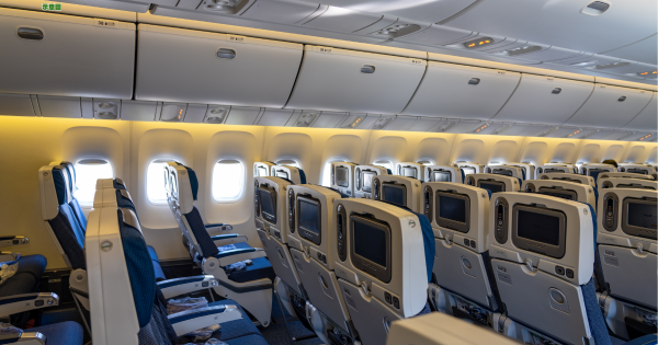 港人飛機乘客坐錯位竟反「發癲」? 網民熱議搭飛機遇「霸位」奇招