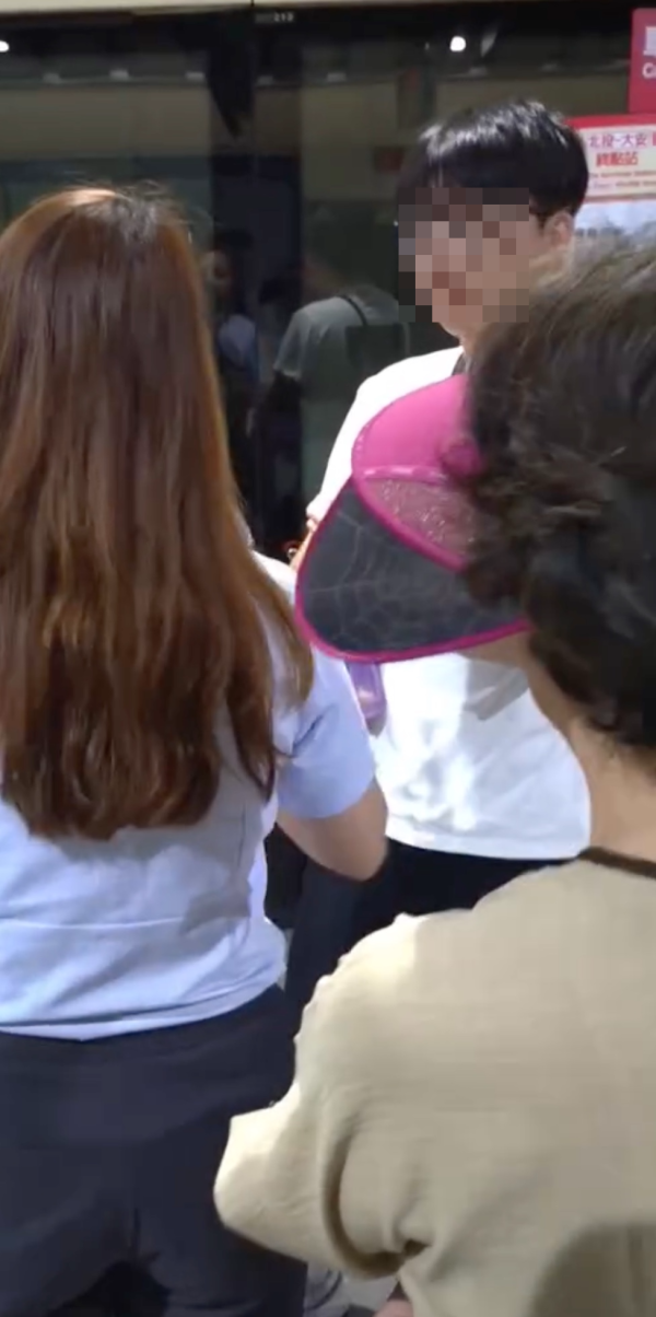 有片!疑港人男女台北捷運違規喝飲料被勸阻 女生離去前舉中指兼罵「收X啦」惹眾怒
