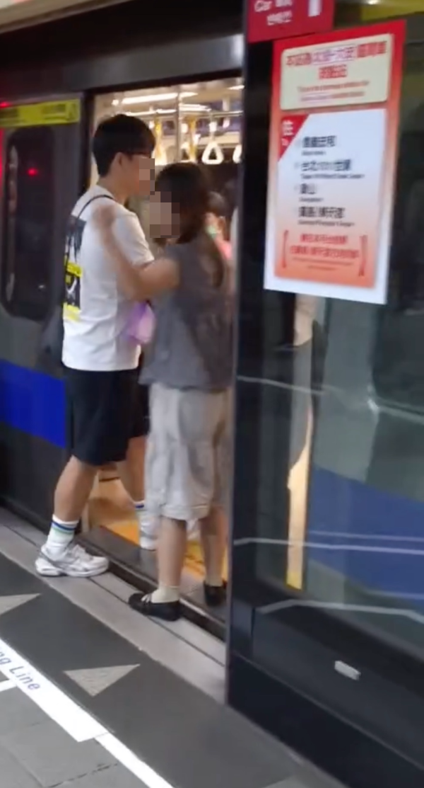 有片!疑港人男女台北捷運違規喝飲料被勸阻 女生離去前舉中指兼罵「收X啦」惹眾怒