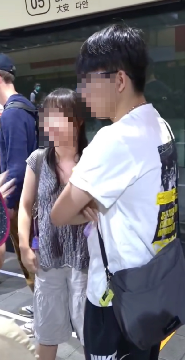 有片!疑港人男女台北捷運違規喝飲料被勸阻 女生離去前舉中指兼罵「收X啦」惹眾怒