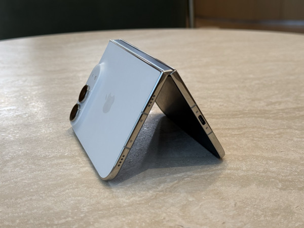 iPhone Duo 實機上手玩｜摺痕明唔明顯？7.6 吋內屏、多工及外屏體驗一文睇清【同場加映 iPhone 18 Pro Max】