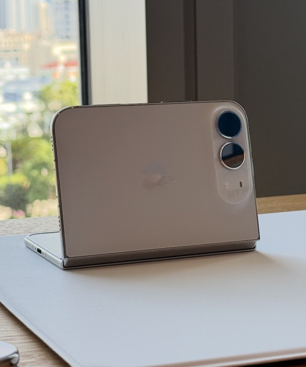 iPhone Duo 實機上手玩｜摺痕明唔明顯？7.6 吋內屏、多工及外屏體驗一文睇清【同場加映 iPhone 18 Pro Max】
