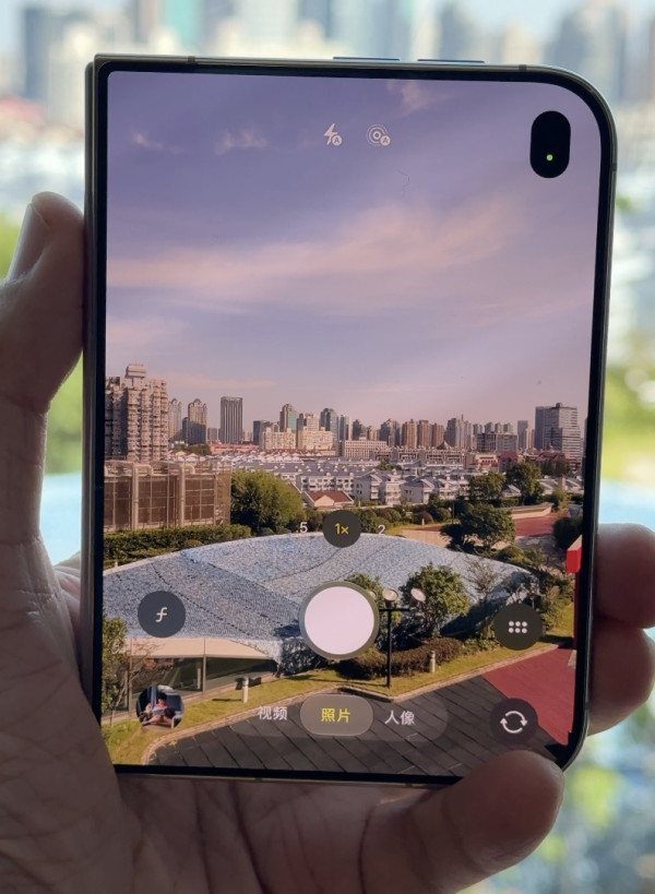 iPhone Duo 實機上手玩｜摺痕明唔明顯？7.6 吋內屏、多工及外屏體驗一文睇清【同場加映 iPhone 18 Pro Max】
