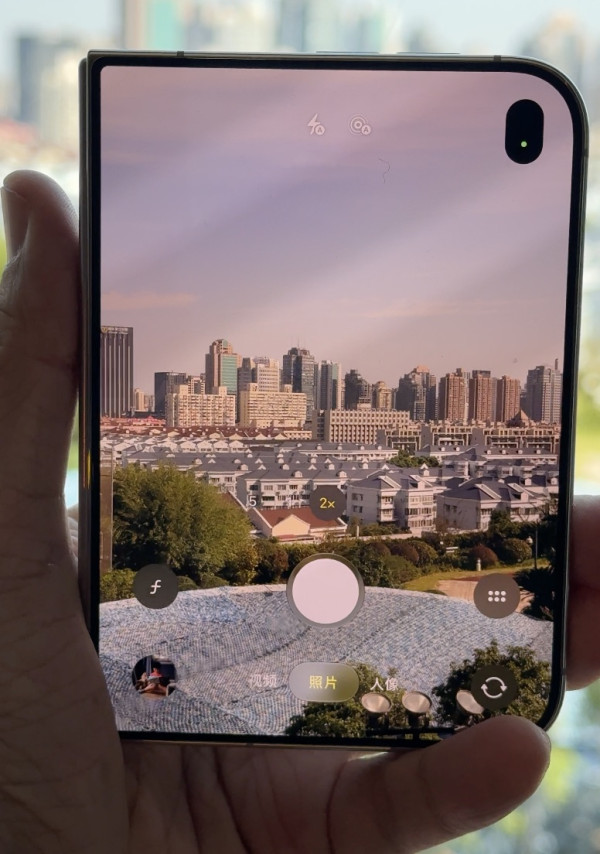 iPhone Duo 實機上手玩｜摺痕明唔明顯？7.6 吋內屏、多工及外屏體驗一文睇清【同場加映 iPhone 18 Pro Max】