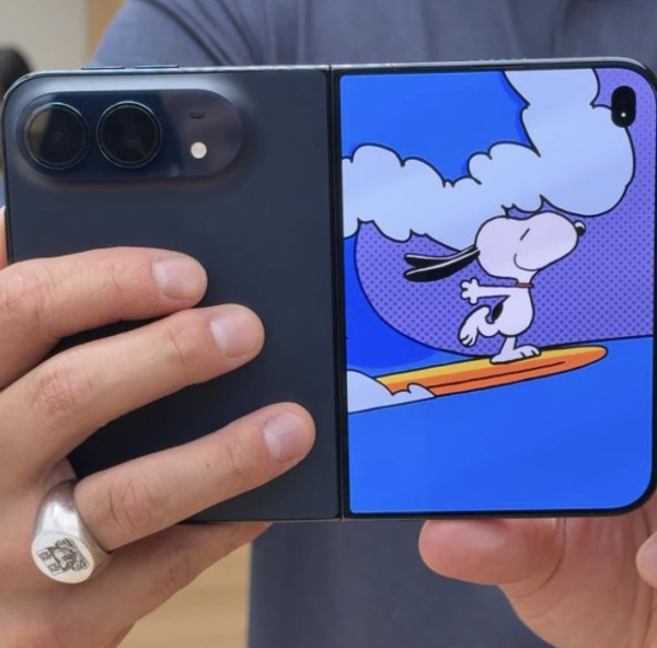 iPhone Duo 實機上手玩｜摺痕明唔明顯？7.6 吋內屏、多工及外屏體驗一文睇清【同場加映 iPhone 18 Pro Max】