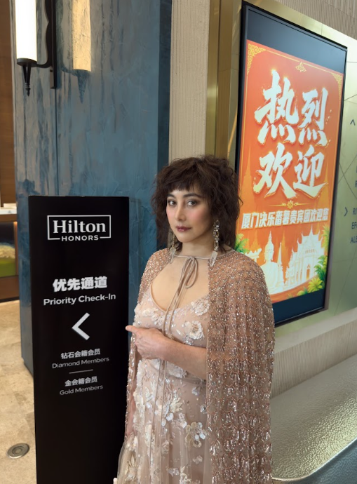 拾荒法師｜何超儀揚威曼谷國際影展！成首位香港藝人獲泰國公主頒贈紀念品
