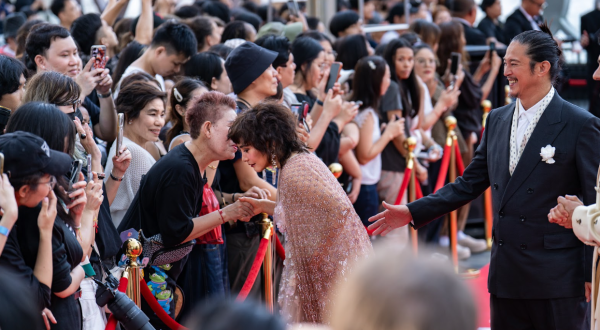拾荒法師｜何超儀揚威曼谷國際影展！成首位香港藝人獲泰國公主頒贈紀念品