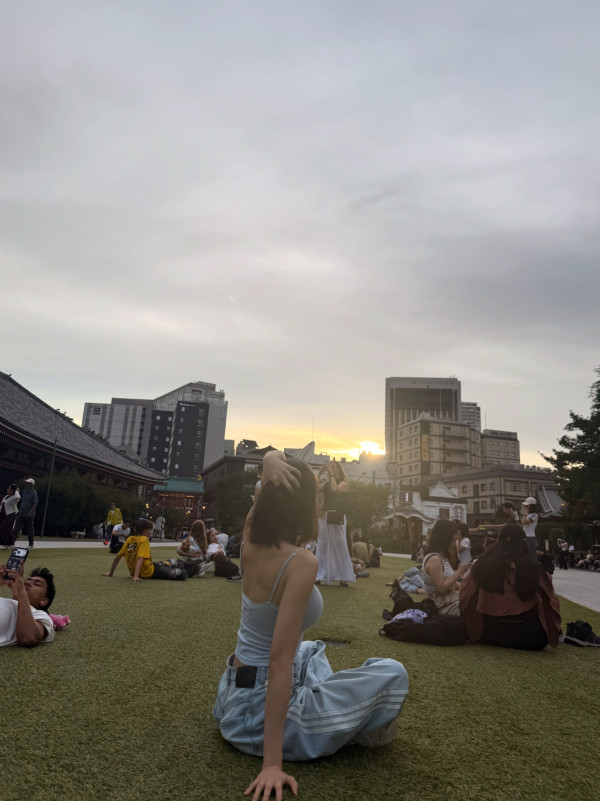 林明祯晒巨胸跳34E震胸舞弹跳力惊人！街头侧卧夹深沟 夸张线条明显再升级