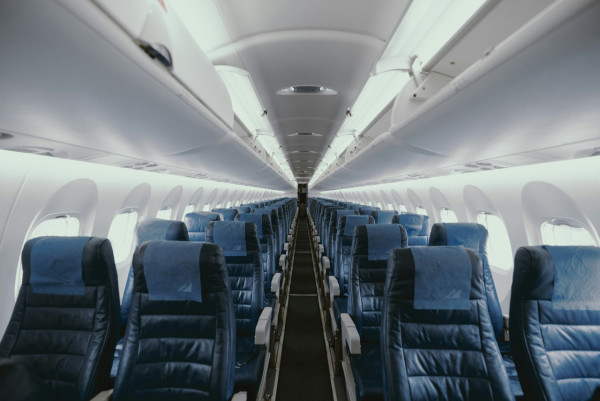 圖片來源:unsplash 旅遊冷知識|飛機起飛降落時機組人員為何保持靜默?一場奪去72命的空難揭「靜默駕駛艙」規定