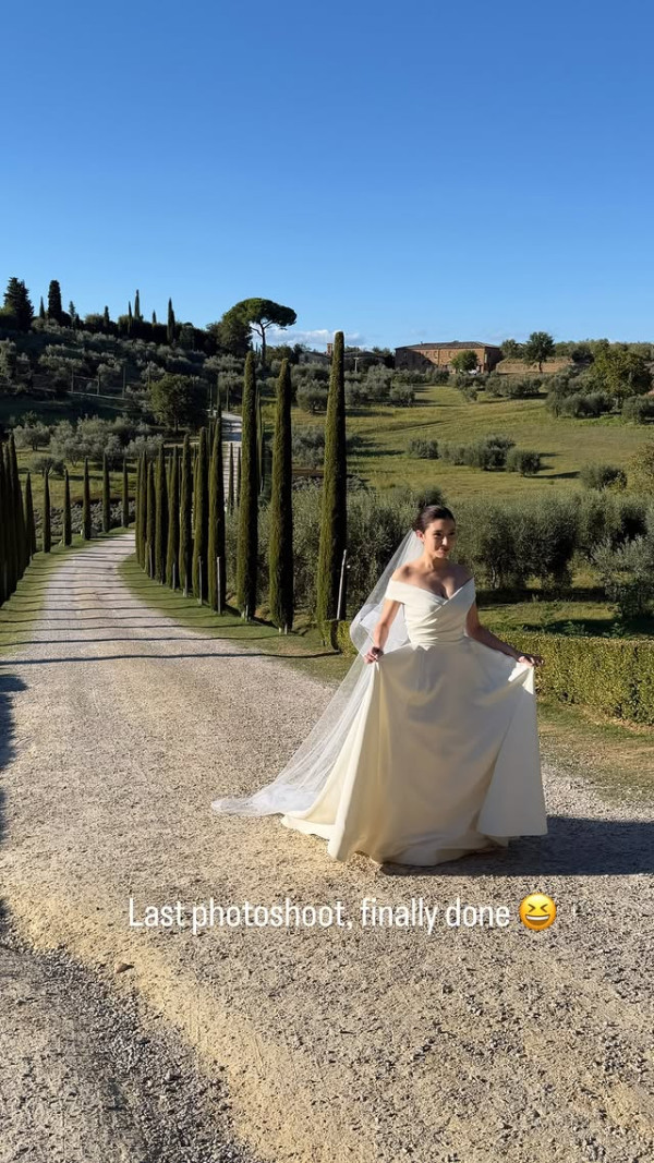 港姐亚军8年爱情长跑公开喜讯！飞英国影晒婚纱照 神秘未婚夫容貌终曝光