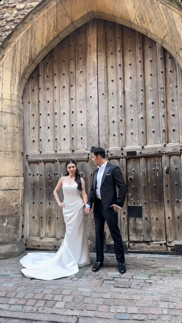 港姐亚军8年爱情长跑公开喜讯！飞英国影晒婚纱照 神秘未婚夫容貌终曝光