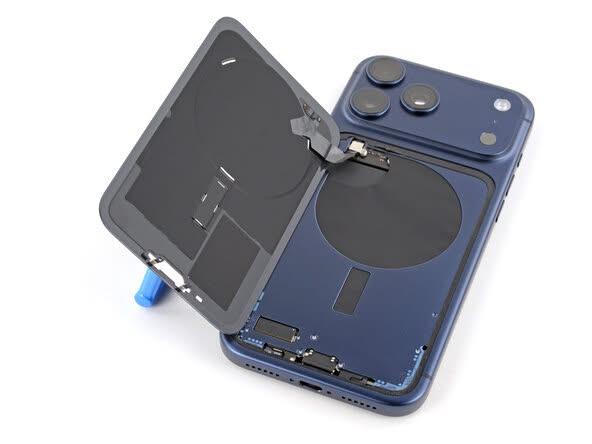 iPhone 18 Pro買家嚇到想退單！17 Pro突爆災情 網民拆殼驚見背板浮起 新機沿用同樣設計會中招？