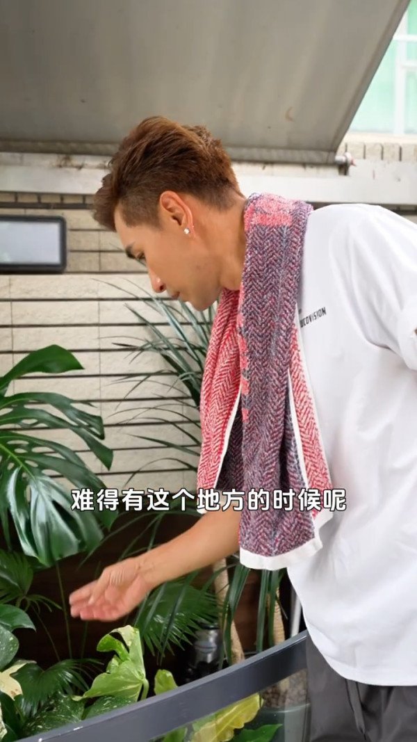 陳展鵬單文柔搬新豪宅複式獨立屋曝光！巨型庭院洗車玩水 樓底超高裝潢極簡約