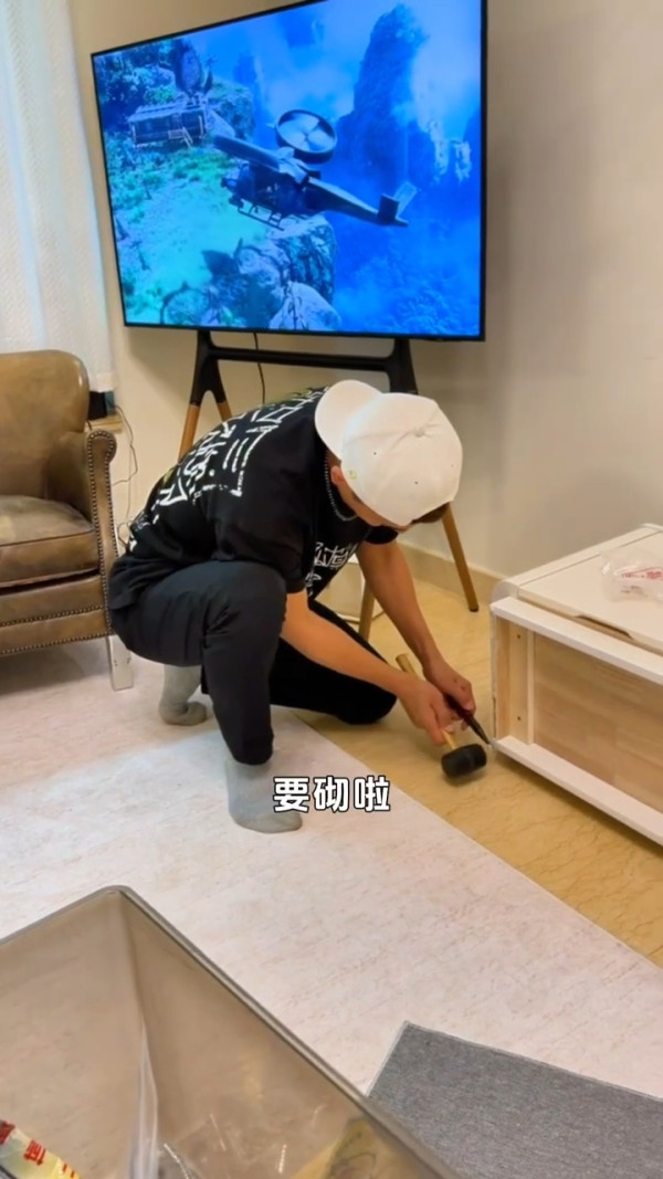 陳展鵬單文柔搬新豪宅複式獨立屋曝光！巨型庭院洗車玩水 樓底超高裝潢極簡約