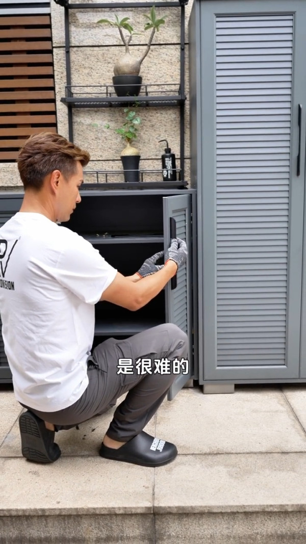 陳展鵬單文柔搬新豪宅複式獨立屋曝光！巨型庭院洗車玩水 樓底超高裝潢極簡約