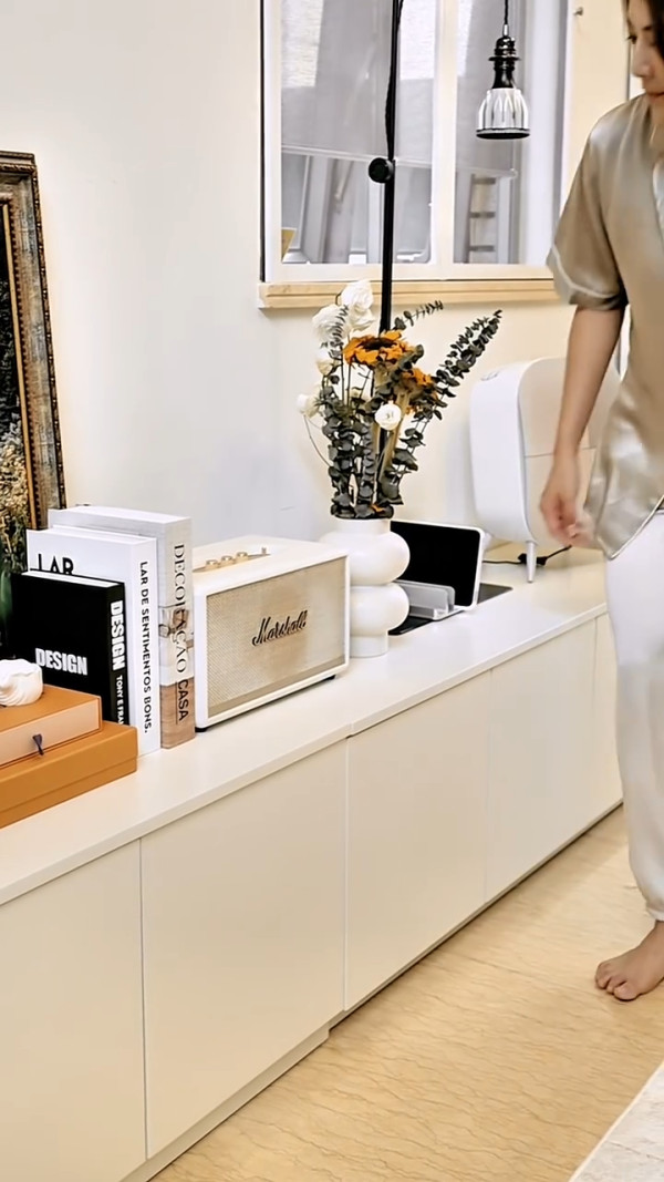 陳展鵬單文柔搬新豪宅複式獨立屋曝光！巨型庭院洗車玩水 樓底超高裝潢極簡約
