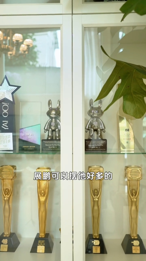 陳展鵬單文柔搬新豪宅複式獨立屋曝光！巨型庭院洗車玩水 樓底超高裝潢極簡約