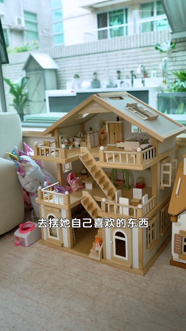 陳展鵬單文柔搬新豪宅複式獨立屋曝光！巨型庭院洗車玩水 樓底超高裝潢極簡約