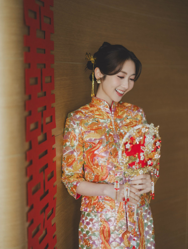 30歲女藝人產後補辦婚禮極奢華！「黃金聖鬥士」全套足金金器睇到嘩嘩聲