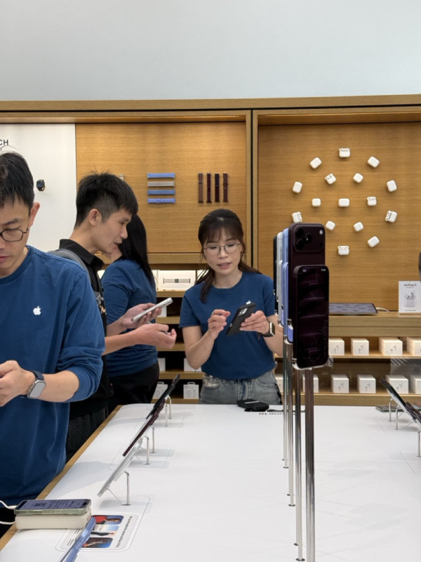 iPhone 18 Pro Max 首日開賣｜尖沙咀現場紅色256GB賺$2,500放機 凌晨4點已有果迷排隊【報價直擊 不斷更新】