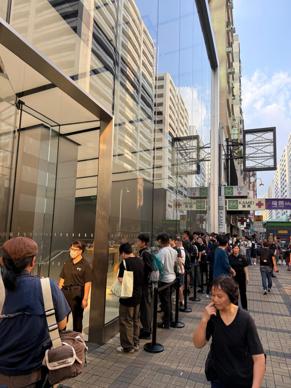 iPhone 18 Pro Max 首日開賣｜尖沙咀現場紅色256GB賺$2,500放機 凌晨4點已有果迷排隊【報價直擊 不斷更新】