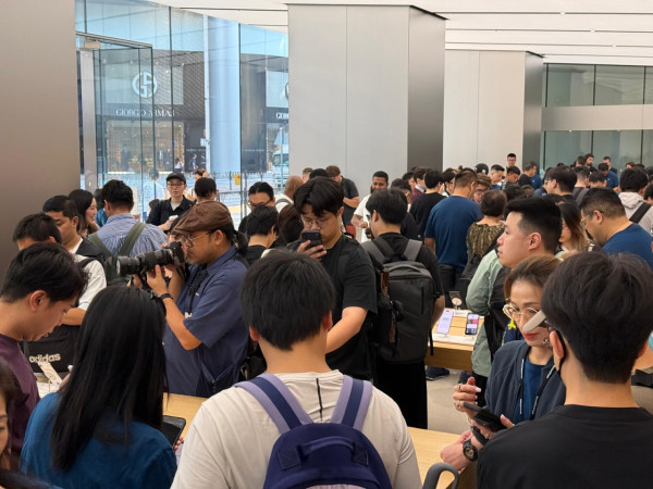 iPhone 18 Pro Max 首日開賣｜尖沙咀現場紅色256GB賺$2,500放機 凌晨4點已有果迷排隊【報價直擊 不斷更新】