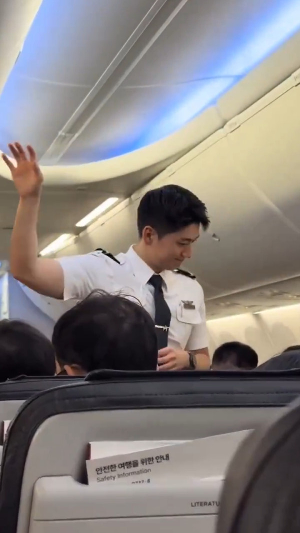 韓國靚仔空少側臉照瘋傳!驚嘆以為看韓劇 大批網民被圈粉:這根本男主吧