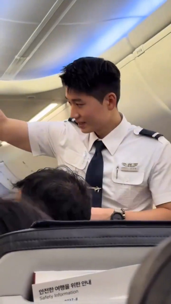韓國靚仔空少側臉照瘋傳!驚嘆以為看韓劇 大批網民被圈粉:這根本男主吧