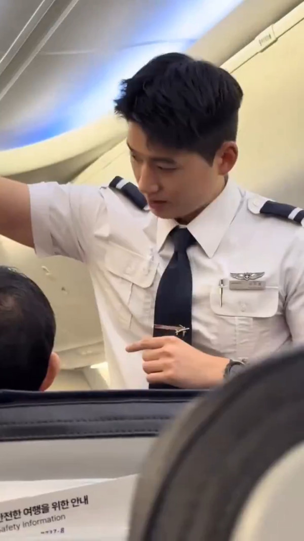 韓國靚仔空少側臉照瘋傳!驚嘆以為看韓劇 大批網民被圈粉:這根本男主吧