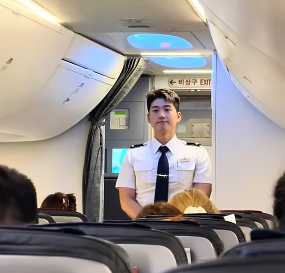 韓國靚仔空少側臉照瘋傳!驚嘆以為看韓劇 大批網民被圈粉:這根本男主吧