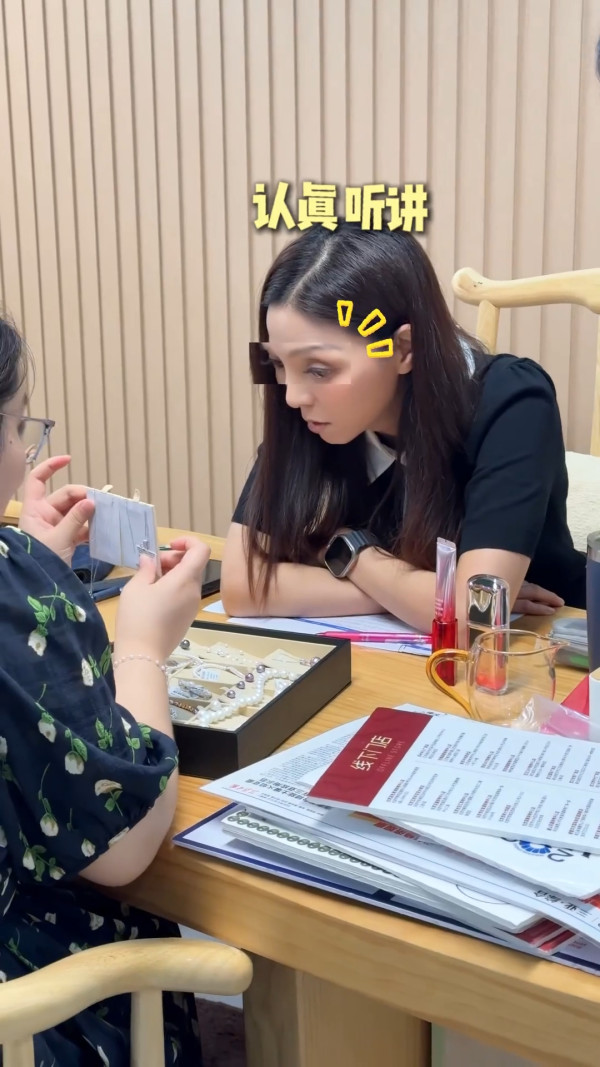 愛回家女主角轉型直播帶貨連踩12個鐘！新動向曝光靠月餅充飢盡顯疲態極辛酸