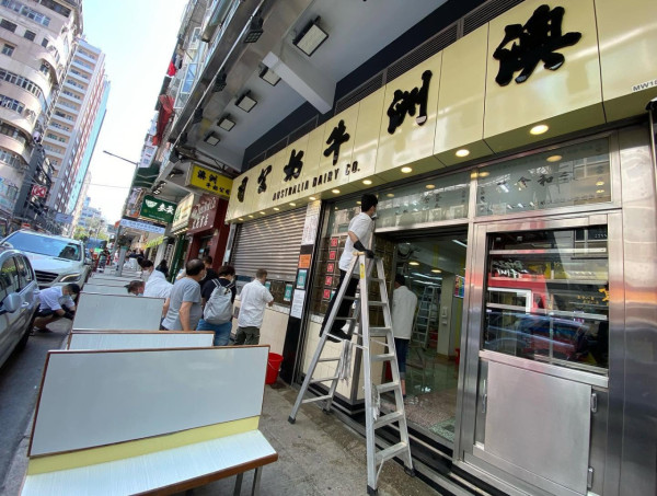 澳洲牛奶公司大清洁场面曝光!直击卡座搬出街 网友激赞干净整洁:拽得有道理