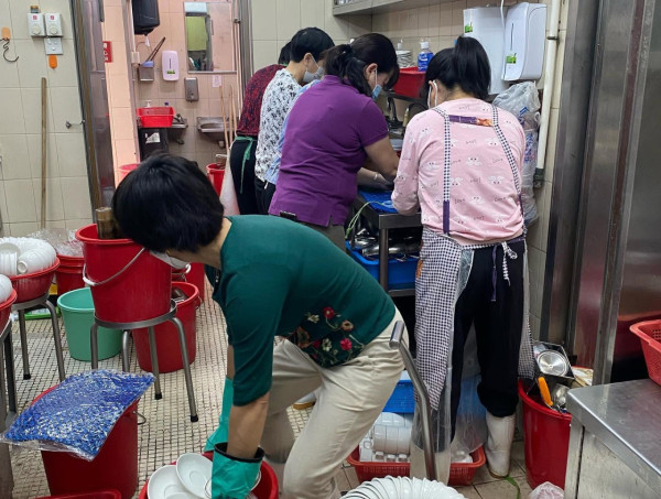 澳洲牛奶公司大清洁场面曝光！直击卡座搬出街 网友激赞干净整洁：拽得有道理