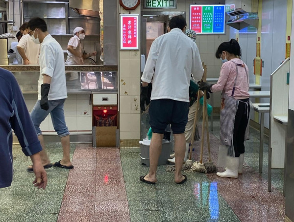 澳洲牛奶公司大清洁场面曝光！直击卡座搬出街 网友激赞干净整洁：拽得有道理