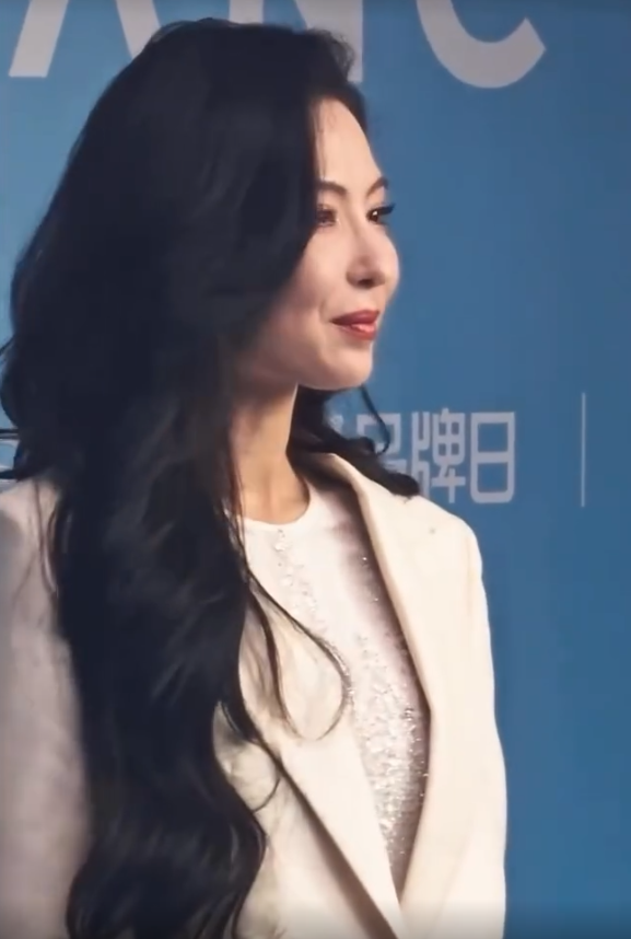张柏芝近照生图疯传惊见过度塑胶感！苹果肌异常笑变龅牙极诡异：做咩变成咁