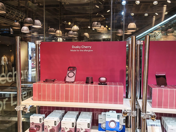 Momax iPhone 18 Pro 配件登場｜Dusky Cherry 暮櫻紅勁襯色 多間快閃店同步有得上手玩