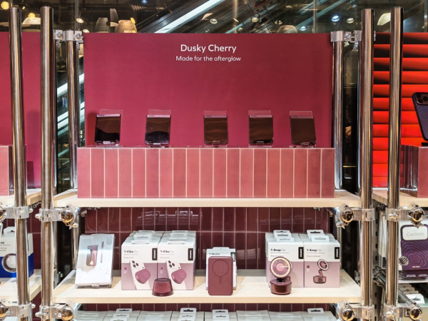 Momax iPhone 18 Pro 配件登場｜Dusky Cherry 暮櫻紅勁襯色 多間快閃店同步有得上手玩