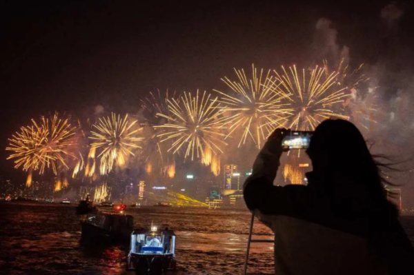 维多利亚港星夜烟花海上游（图片来源：KKday）