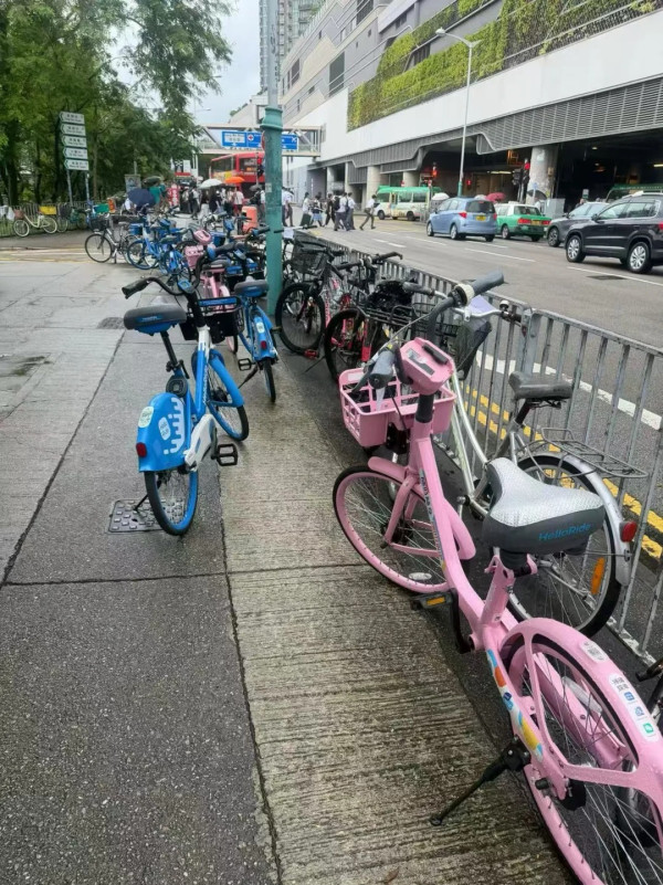 內地網民熱議「共享單車亂泊潮」殺入香港? 街頭驚見單車堆積:終於變成討厭的樣子