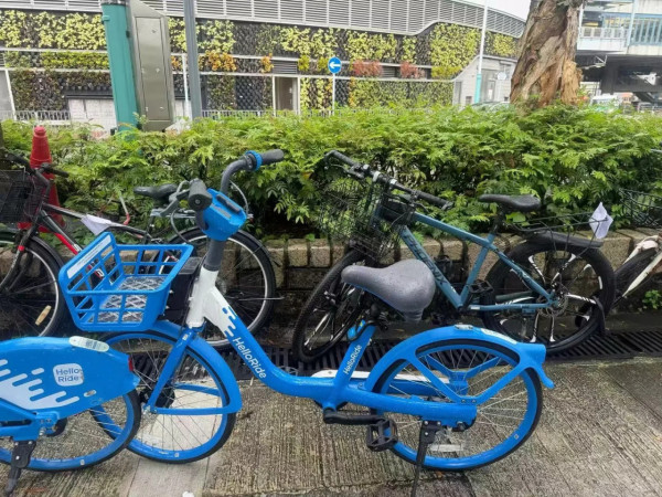 內地網民熱議「共享單車亂泊潮」殺入香港? 街頭驚見單車堆積:終於變成討厭的樣子