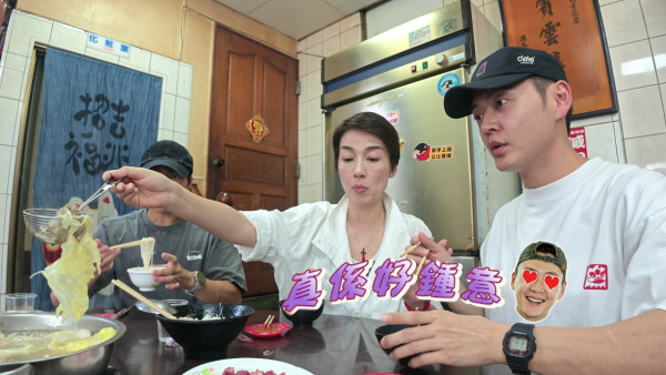 食羊腦食到崩潰想嘔！張振朗台南重口味挑戰「羊眼羊腦羊睪丸」 連神經線上碟