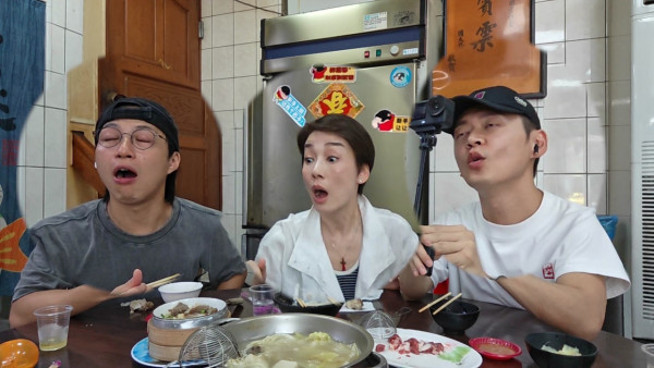 食羊腦食到崩潰想嘔！張振朗台南重口味挑戰「羊眼羊腦羊睪丸」 連神經線上碟