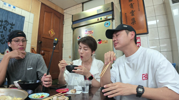 食羊腦食到崩潰想嘔！張振朗台南重口味挑戰「羊眼羊腦羊睪丸」 連神經線上碟