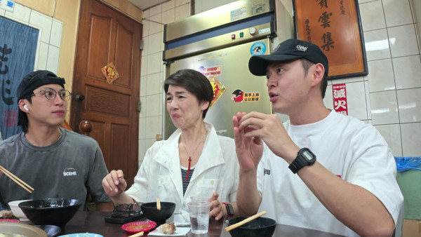食羊腦食到崩潰想嘔！張振朗台南重口味挑戰「羊眼羊腦羊睪丸」 連神經線上碟