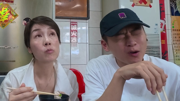 食羊腦食到崩潰想嘔！張振朗台南重口味挑戰「羊眼羊腦羊睪丸」 連神經線上碟