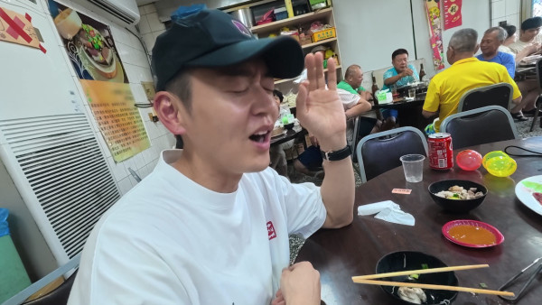 食羊腦食到崩潰想嘔！張振朗台南重口味挑戰「羊眼羊腦羊睪丸」 連神經線上碟