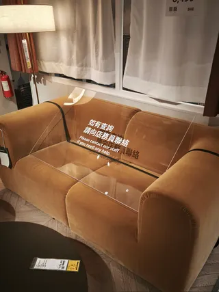 IKEA防霸位新招｜IKEA沙发加装“巨型透明胶牌”想试坐要先做1步 网友：早该这么做了