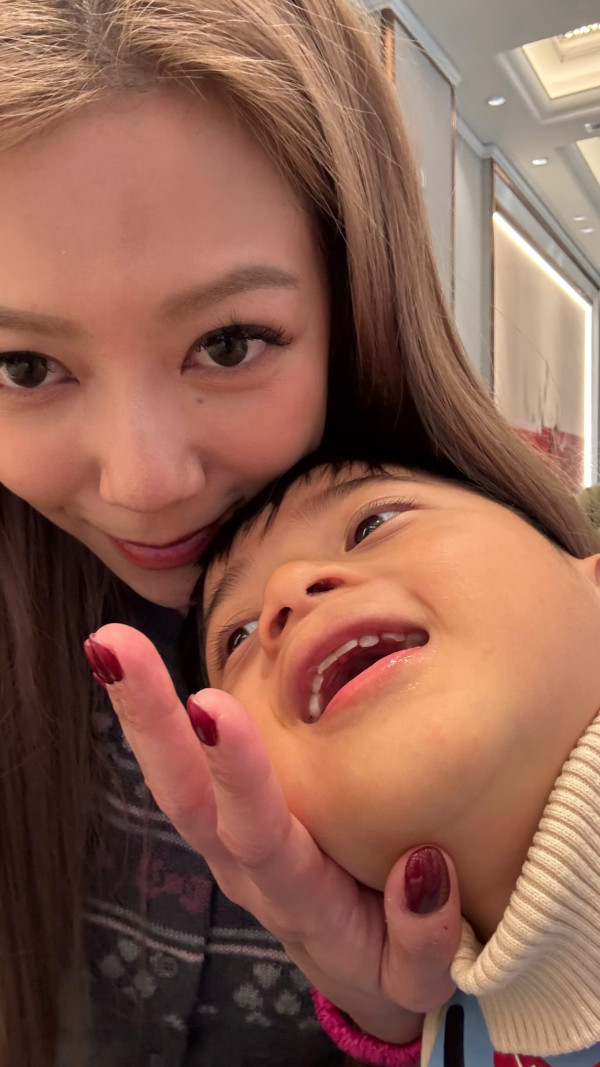 何雁诗大反击怒斥“弃子”评论有毒!亲解天使儿子移民原因:都是为了孩子好