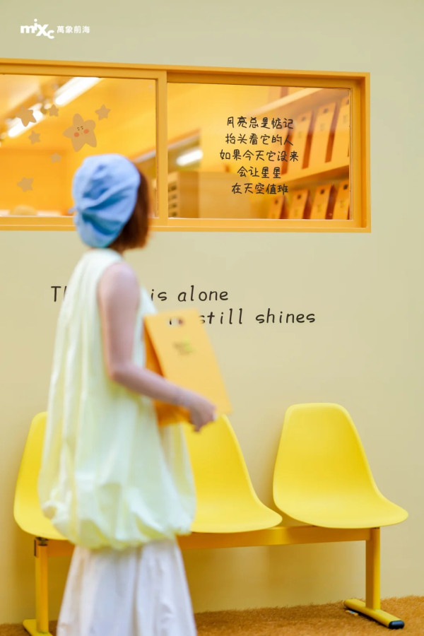 圖片來源:小紅書@深圳万象前海 深圳南山中秋限定月亮便利店!巨型月亮/免費打印紀念相片收據 附地址交通