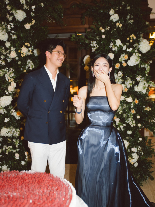 24岁女艺人无预警宣布结婚!未婚夫首度曝光晒巨钻放闪 荣升同届港姐首位人妻